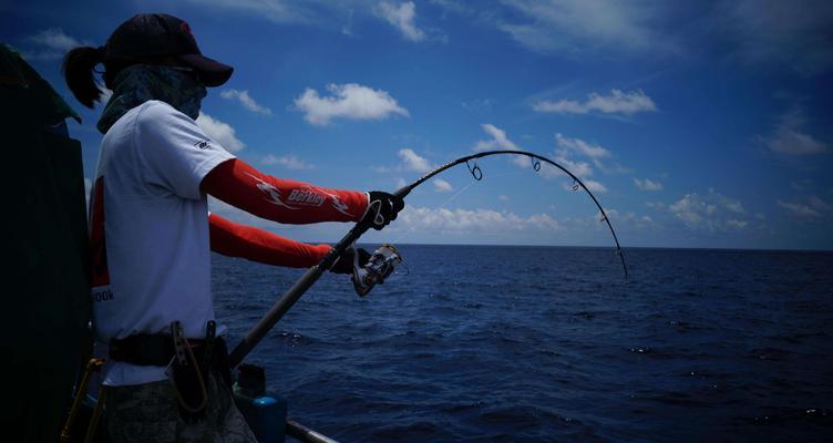 浮漂钓鲈鱼的技巧与方法（35米浮漂钓鲈鱼的秘诀及实践经验）