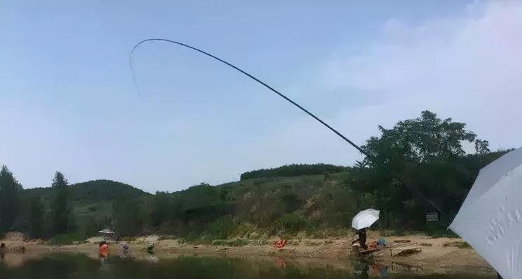 4月份野钓钓鱼技巧（挑选适合的鱼饵与钓点，享受野钓乐趣）