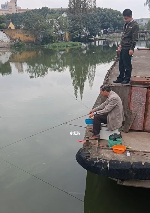 春季钓鱼技巧（探秘春季钓鱼的窍门与策略）