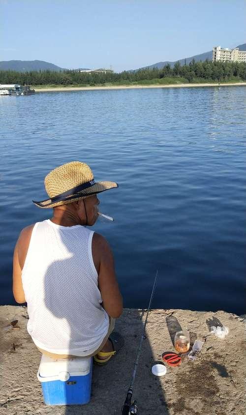 大海钓鱼技巧大揭秘（掌握精湛技巧，成为钓鱼高手）
