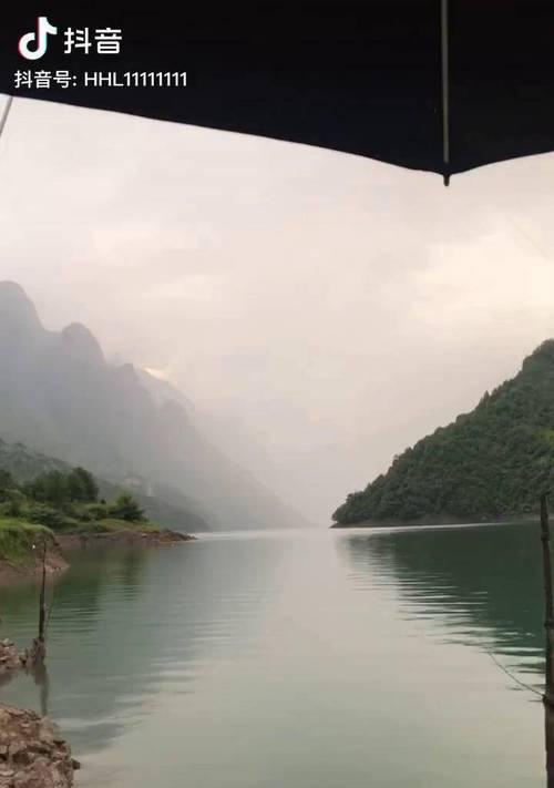 大山溪流钓鱼技巧（掌握流水中的捕鱼诀窍）