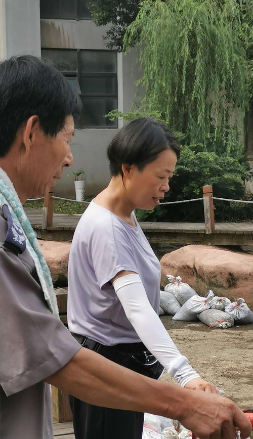 大暑天钓鱼的注意事项与技巧（夏季钓鱼必备，享受大暑温暖的渔乐）