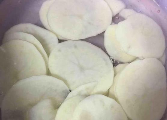 大蒜和馒头钓鱼技巧的异同（探究大蒜和馒头在钓鱼中的差异与共通之处）