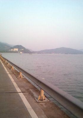 大型水库钓鱼的技巧与心得（应对风浪，钓到好鱼！）