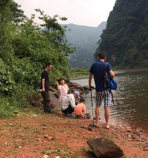 钓鱼摸虾技巧大揭秘（钓鱼摸虾的技巧与心得分享）