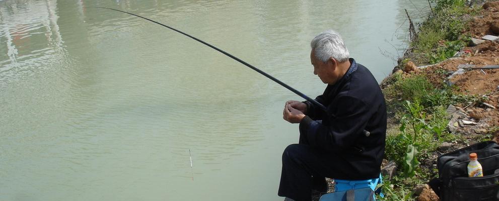 钓鱼技巧大揭秘（成为钓鱼高手的15个技巧）