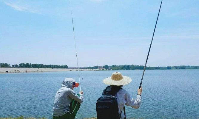 冬季河边钓鱼的技巧教程（寒冷季节提升钓鱼成功率的关键）