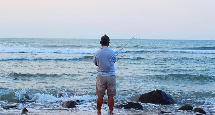 海边钓鱼的简单技巧（享受海风）