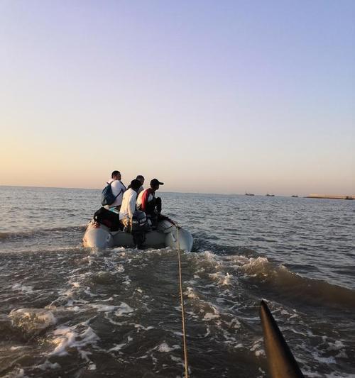 海边钓鱼钓螃蟹技巧（享受海边生活的乐趣）