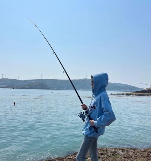 海边钓鱼技巧大全（轻松掌握海边钓鱼的窍门）