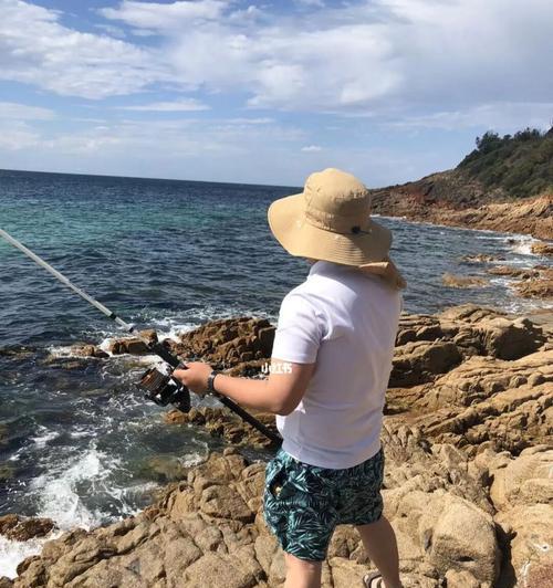 海钓技巧大全（掌握海边水域钓鱼的技巧）