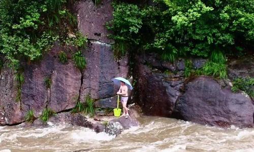 河水湍急钓鱼技巧（掌握好鱼情捕获满满）