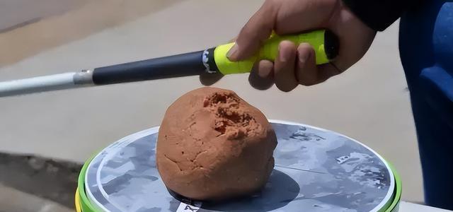胶瓶钓鱼的技巧与方法（妙用废弃胶瓶）