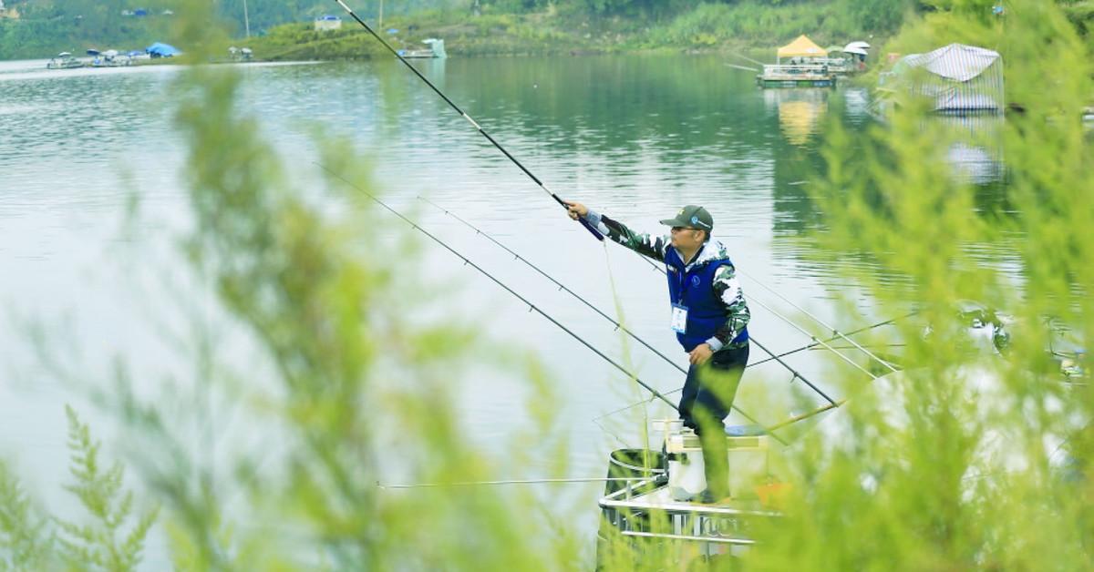 近岸浅水钓鱼技巧与方法（享受海滩钓鱼乐趣）