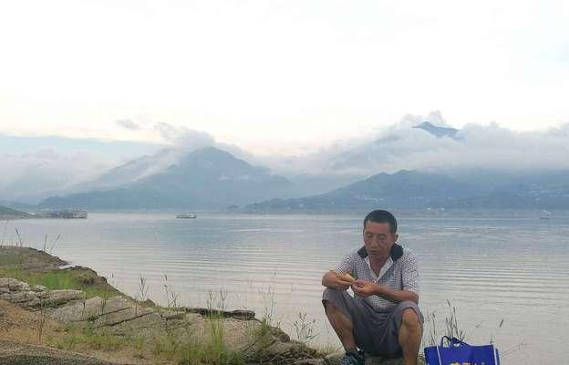 南方冬天江边钓鱼技巧（探秘南方冬季江边钓鱼的技巧与经验）