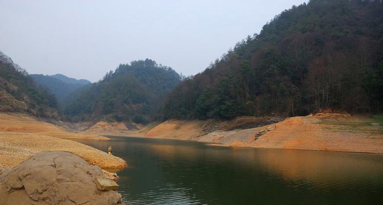 南方冬天山体水库钓鱼技巧（探索冬季山体水库钓鱼的窍门）