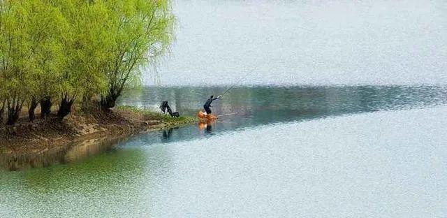 寒风中钓鱼的技巧与注意事项（钓鱼在起风天最佳方法）