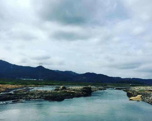 浅滩溪流钓鱼技巧（探秘浅滩溪流钓鱼）