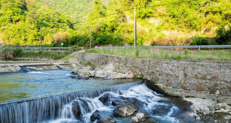 山溪急流钓鱼技巧教程（掌握技巧）