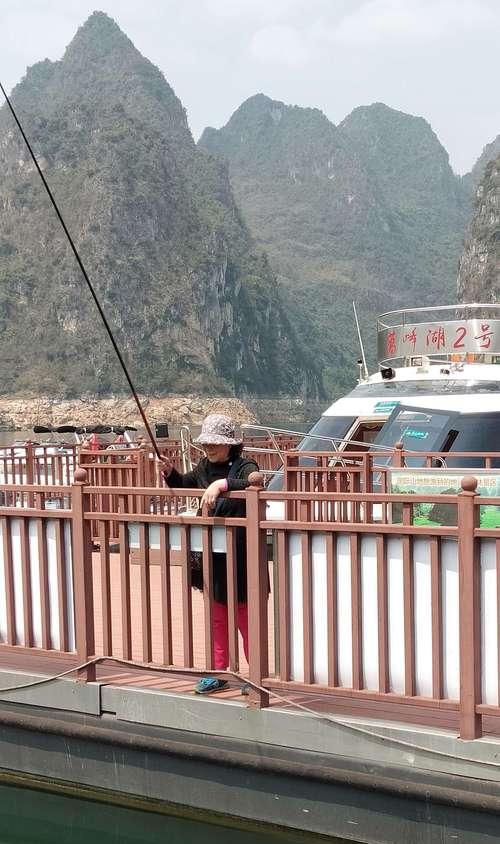 水坝钓鱼的技巧与方法（掌握关键技巧）