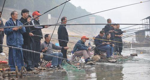 湘江手杆钓鱼技巧大揭秘（探寻湘江钓鱼的窍门及技巧）