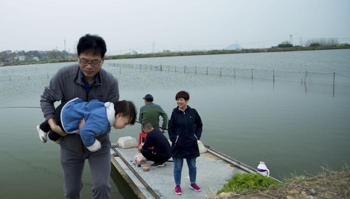 野钓油菜花籽打窝子的技巧（掌握这些技巧）