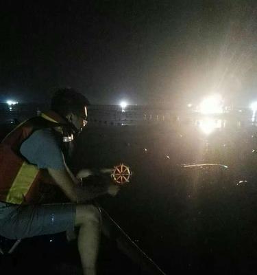 夜钓技巧大揭秘（享受夜晚的渔夫乐趣）