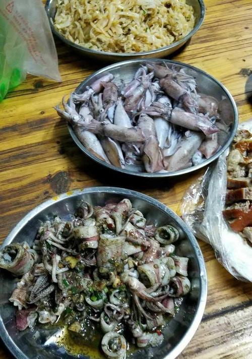 夜钓鱿鱼的技巧和方法教程（探寻夜晚的鱿鱼盛宴）