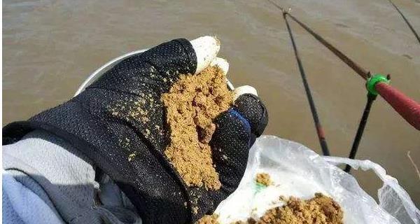 用家禽内脏钓鱼的技巧（最佳鱼饵选择与钓法技巧）