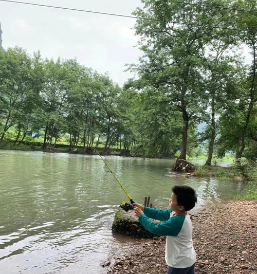 越野露营钓鱼的技巧（探寻自然）