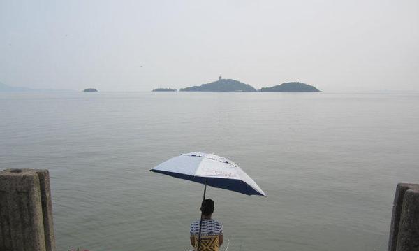 河湖钓鱼技巧大揭秘（专家教你如何在河湖中钓到丰收）