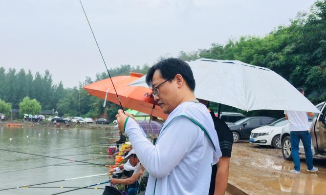 湖泊钓鱼技巧（钓鱼技巧让你在湖泊捕获丰富的鱼群）