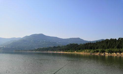 湖泊钓鱼技巧（钓鱼技巧让你在湖泊捕获丰富的鱼群）