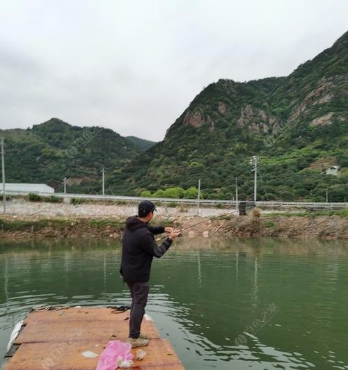 江河流水钓鱼技巧（探寻鱼儿的踪迹）