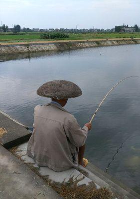 70岁大爷钓鱼技巧和方法有哪些？如何提高钓鱼效率？