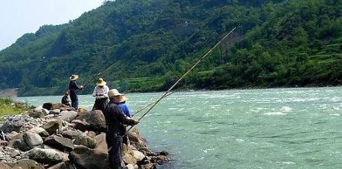 春季野钓如何选择最佳钓位和时间？掌握这些技巧轻松钓到鱼！
