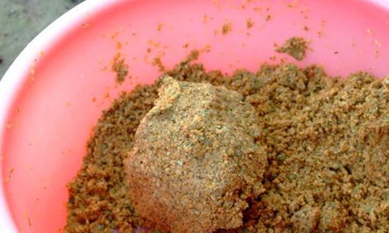春节后钓鱼打窝技巧有哪些？如何有效吸引鱼群？