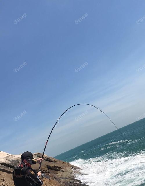 大风钓鱼有什么技巧？如何在强风条件下成功钓到鱼？