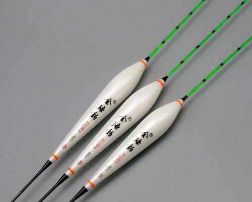 如何掌握钓鲤鱼时浮漂的最佳高度？常见错误有哪些？