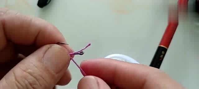 如何掌握钓鱼绑钩技巧？慢动作教程能提供哪些帮助？