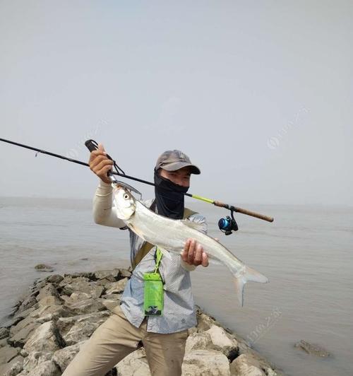 钓鱼疯子讲解浮漂技巧？如何根据水流调整浮漂？