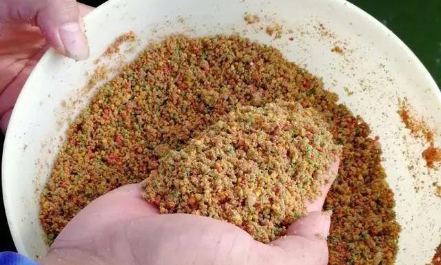 如何正确过筛和开饵？钓鱼过筛筛饵开饵技巧有哪些常见问题？