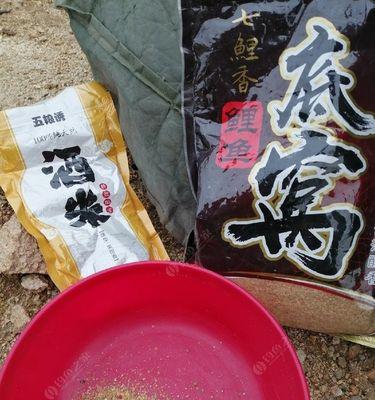 搓饵钓鱼时打底窝用什么材料效果最佳？