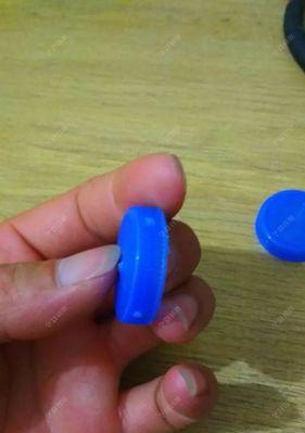 钓鱼技巧中钓浮与钓底有何不同？哪种更适合新手？
