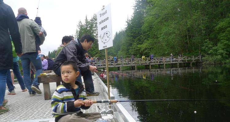 野钓时如何判断最佳拉鱼时机？掌握这些技巧轻松提升渔获！
