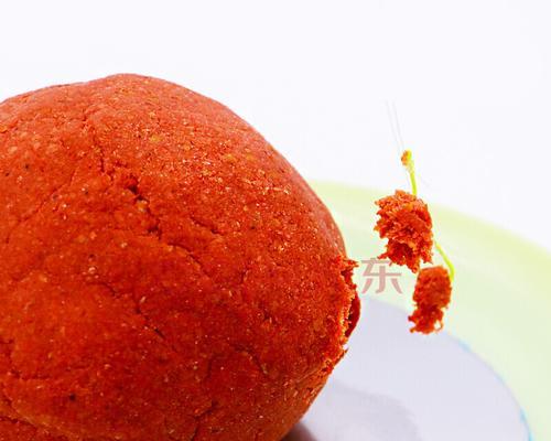 如何使用红虫挂钩技巧钓鱼？不粘手的秘诀是什么？