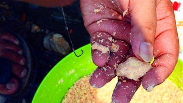 冬季野钓河沟鲫鱼打窝技巧和方法？如何提高冬季野钓鲫鱼的成功率？