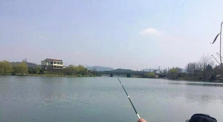 高温40度野钓技巧和方法是什么？如何应对极端天气进行钓鱼？