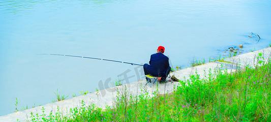 高温天气老人钓鱼需要注意什么？有哪些适合的钓鱼技巧？
